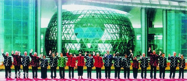 政治書上熟悉的圖片，第九次亞太經(jīng)合組織會議在上海舉行